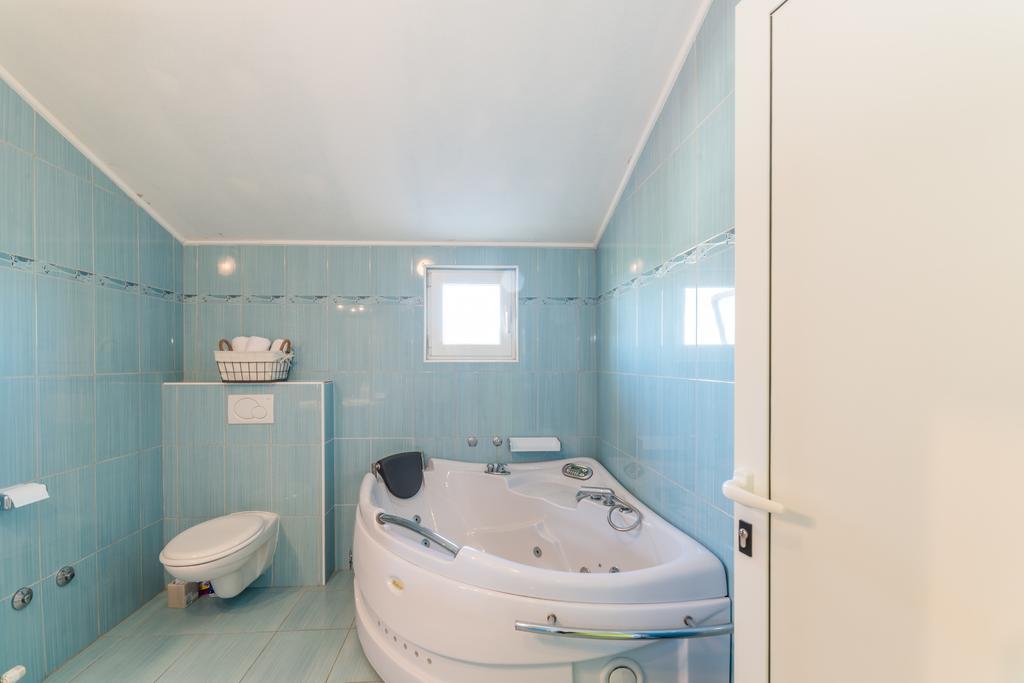 Crowonder Sun&Fun Holiday House With Large Swimming Pool, Playroom And Garden Bibinje Kültér fotó