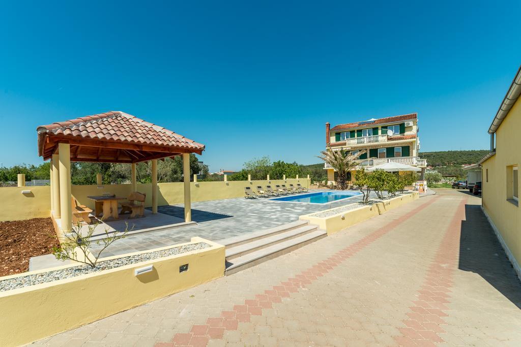 Crowonder Sun&Fun Holiday House With Large Swimming Pool, Playroom And Garden Bibinje Kültér fotó